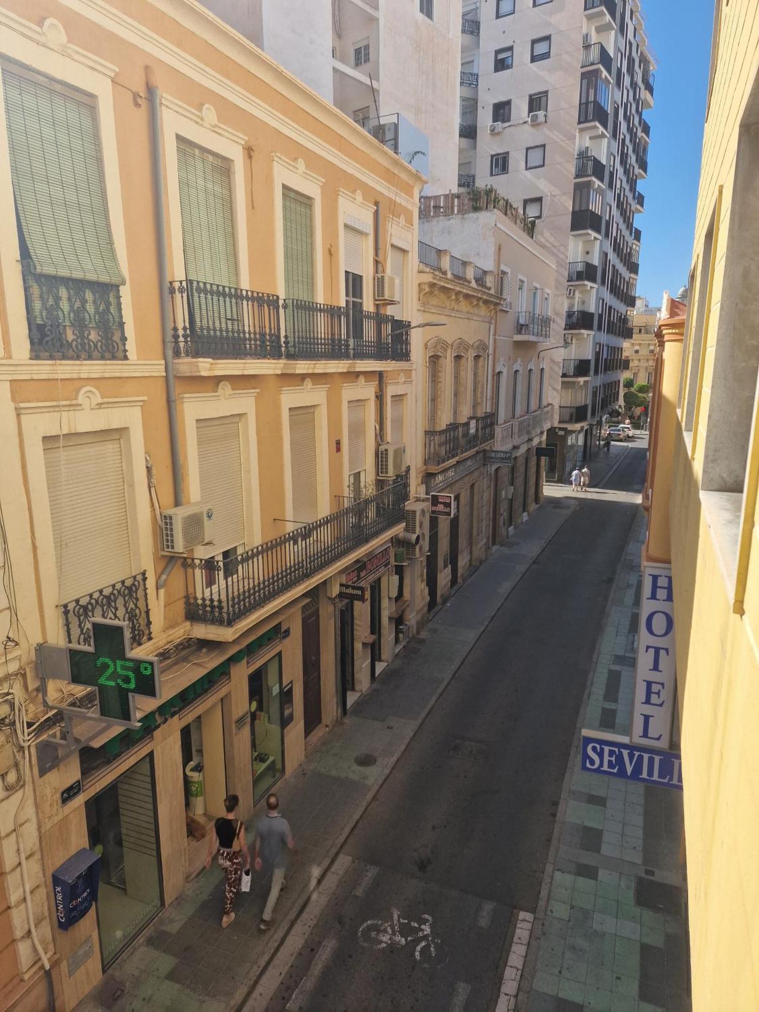 Hotel Sevilla Almeria Bagian luar foto